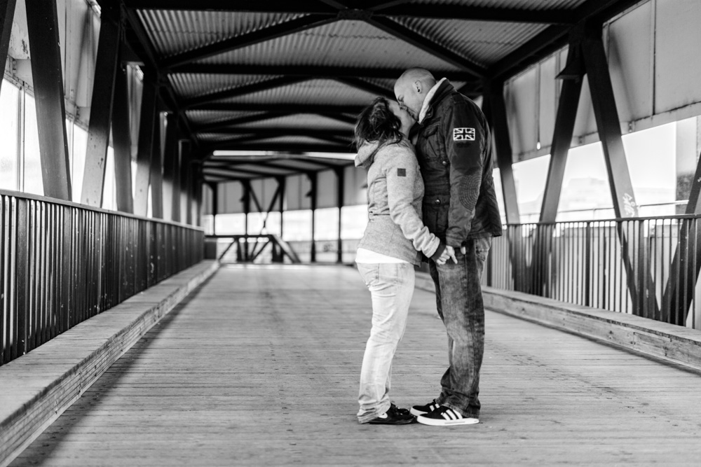 Paarshooting am Hamburger Hafen bei Regen mit Heiratsantrag